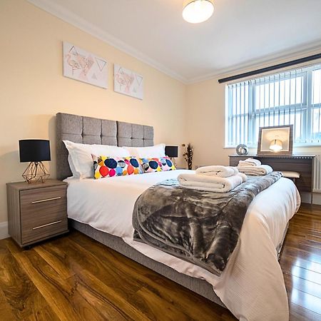 Heathrow Rare Find 2 Bedroom Plus 2 Bathroom Flat - Sleeps 6- Free Parking- Close To Heathrow Terminals-Quiet Development Stanwell Ngoại thất bức ảnh