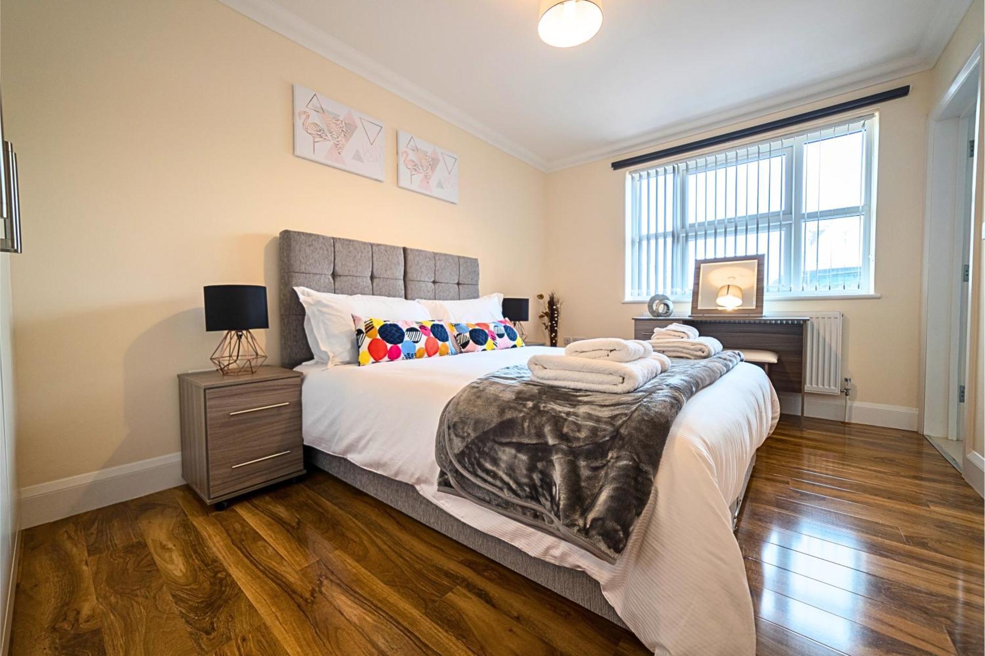 Heathrow Rare Find 2 Bedroom Plus 2 Bathroom Flat - Sleeps 6- Free Parking- Close To Heathrow Terminals-Quiet Development Stanwell Ngoại thất bức ảnh