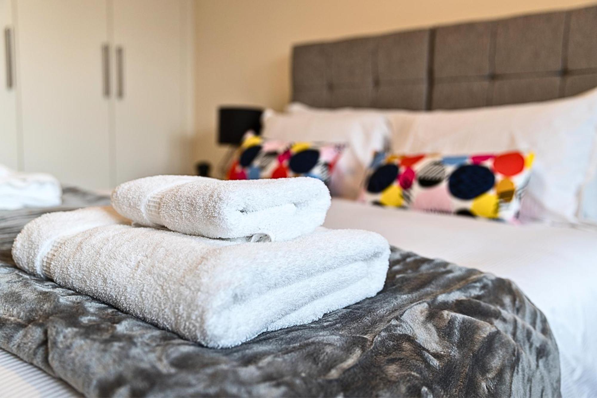 Heathrow Rare Find 2 Bedroom Plus 2 Bathroom Flat - Sleeps 6- Free Parking- Close To Heathrow Terminals-Quiet Development Stanwell Ngoại thất bức ảnh