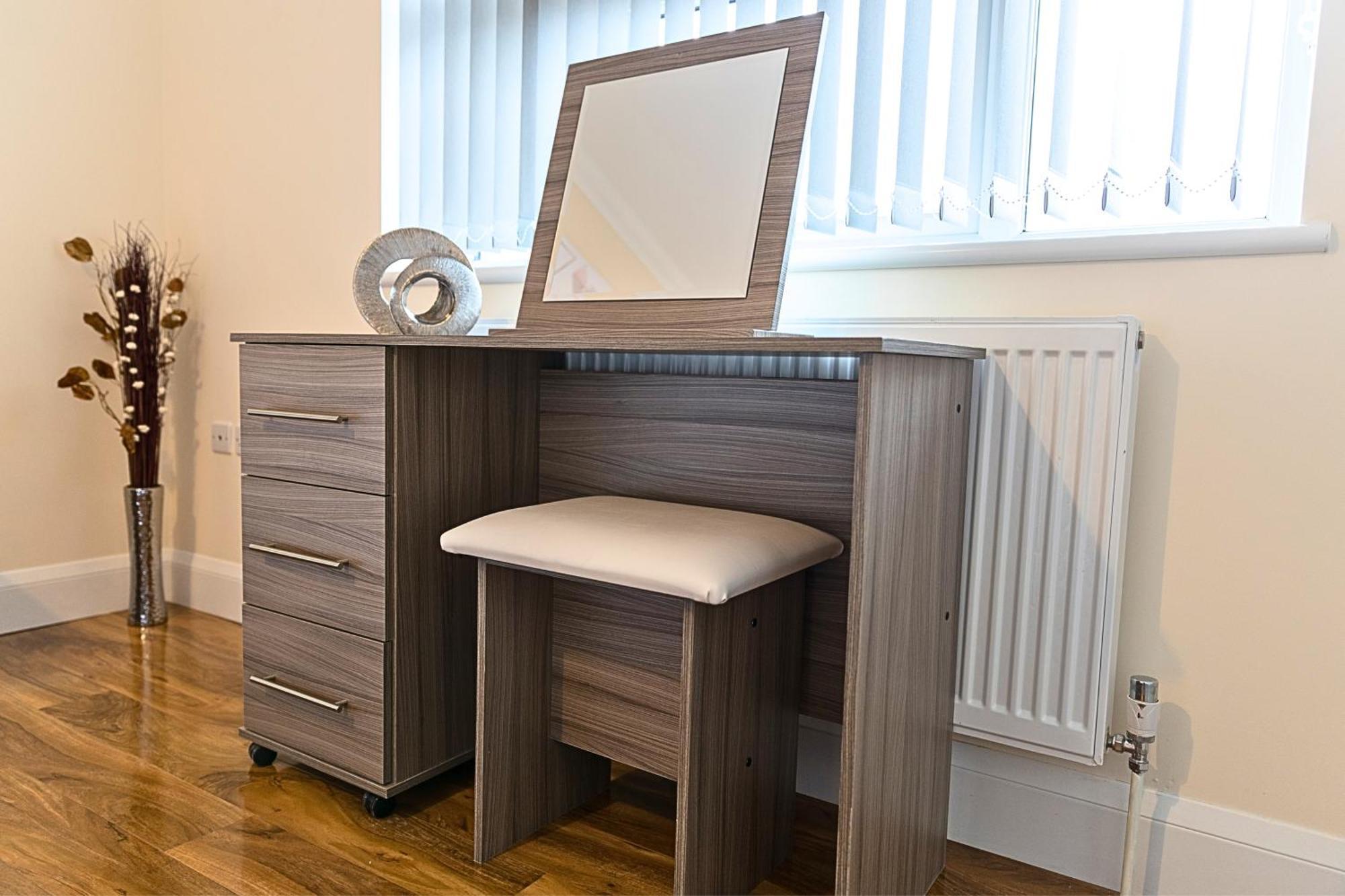 Heathrow Rare Find 2 Bedroom Plus 2 Bathroom Flat - Sleeps 6- Free Parking- Close To Heathrow Terminals-Quiet Development Stanwell Ngoại thất bức ảnh