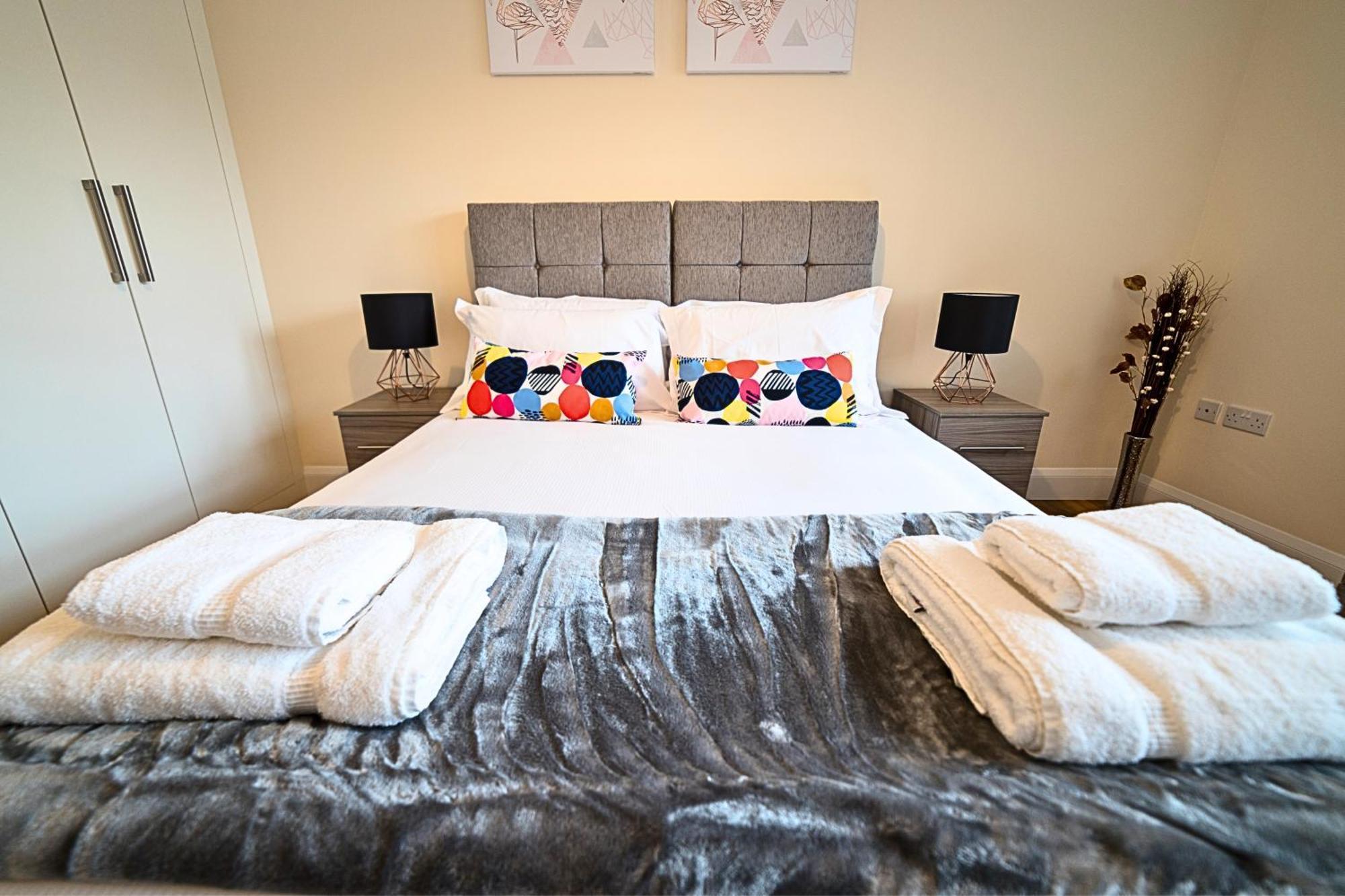 Heathrow Rare Find 2 Bedroom Plus 2 Bathroom Flat - Sleeps 6- Free Parking- Close To Heathrow Terminals-Quiet Development Stanwell Ngoại thất bức ảnh