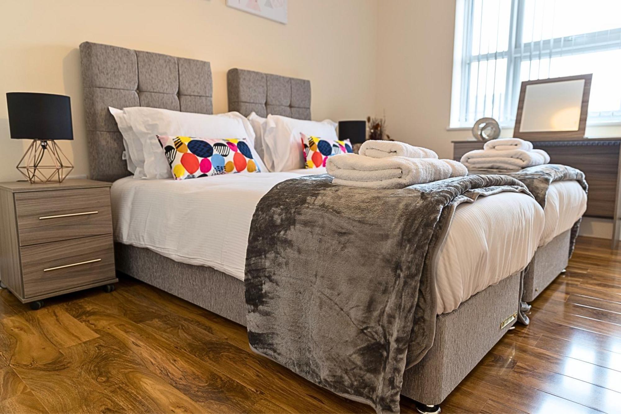 Heathrow Rare Find 2 Bedroom Plus 2 Bathroom Flat - Sleeps 6- Free Parking- Close To Heathrow Terminals-Quiet Development Stanwell Ngoại thất bức ảnh