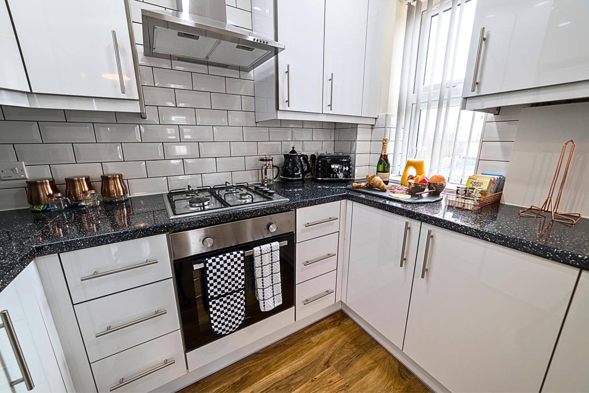 Heathrow Rare Find 2 Bedroom Plus 2 Bathroom Flat - Sleeps 6- Free Parking- Close To Heathrow Terminals-Quiet Development Stanwell Ngoại thất bức ảnh