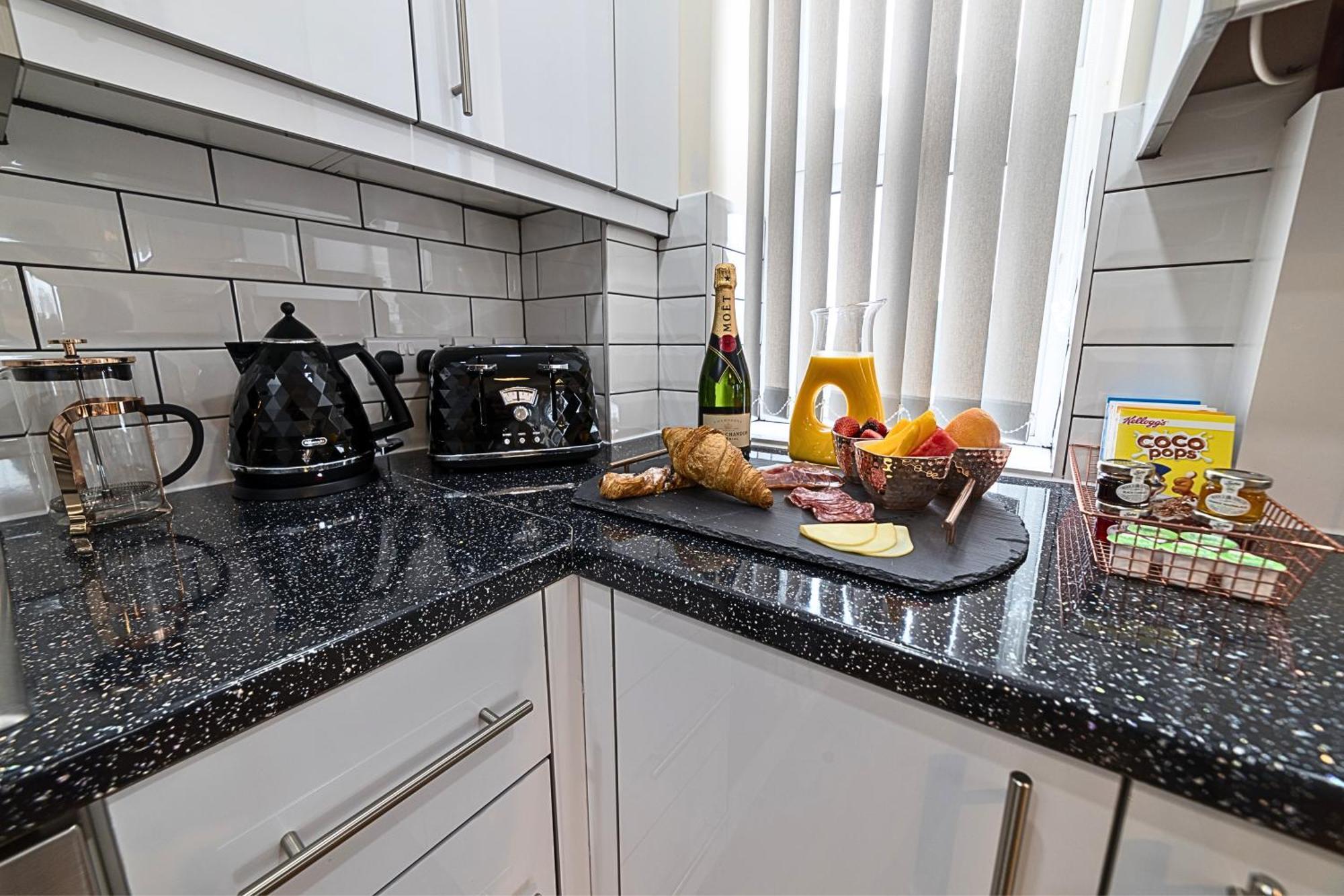 Heathrow Rare Find 2 Bedroom Plus 2 Bathroom Flat - Sleeps 6- Free Parking- Close To Heathrow Terminals-Quiet Development Stanwell Ngoại thất bức ảnh