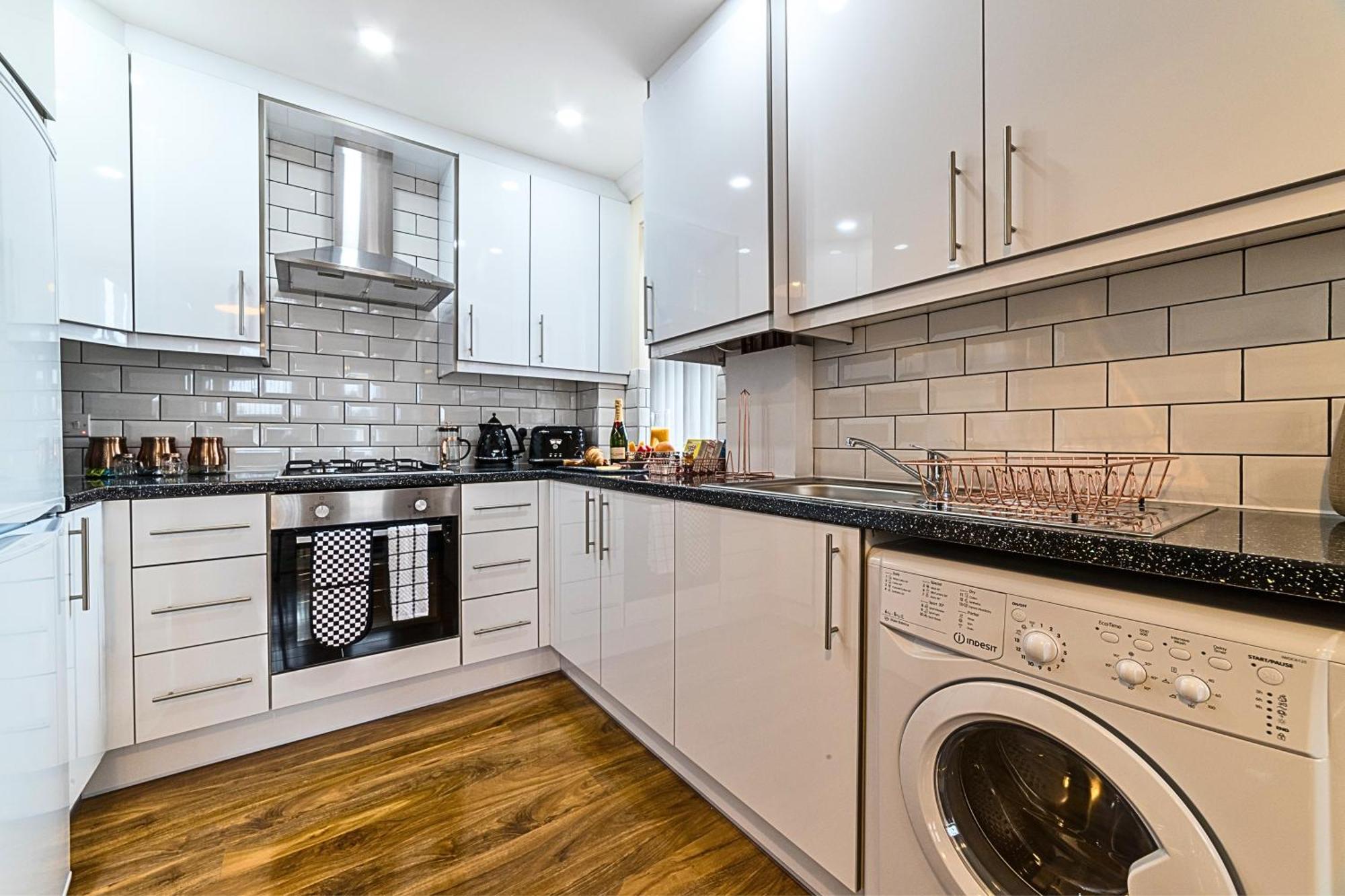 Heathrow Rare Find 2 Bedroom Plus 2 Bathroom Flat - Sleeps 6- Free Parking- Close To Heathrow Terminals-Quiet Development Stanwell Ngoại thất bức ảnh